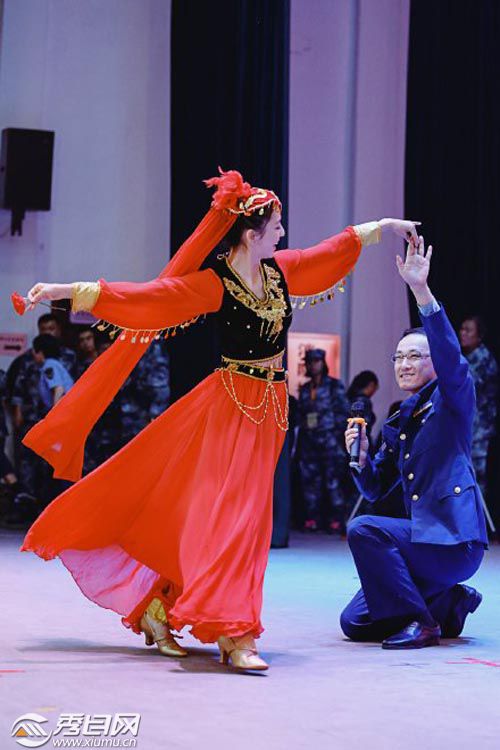真正的男子汉佟丽娅新疆舞惊艳全场 台下的杨