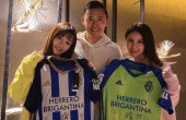 李小璐甘露与国足球星搭肩拍照，状态良好，高雷雷还自称“三姐妹”。