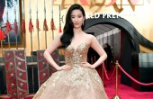 《花木兰》世界首映礼举行，刘亦菲金色抹胸凤凰长裙亮相，惊艳众人！