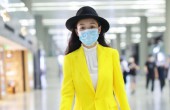 吴倩被传怀孕后首次现身机场，身穿淡黄西装白色紧身裤，网友“真美”