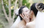 杨丽萍女徒弟水月婚礼曝光，对方竟然是同性，甜蜜爱情让网友酸了